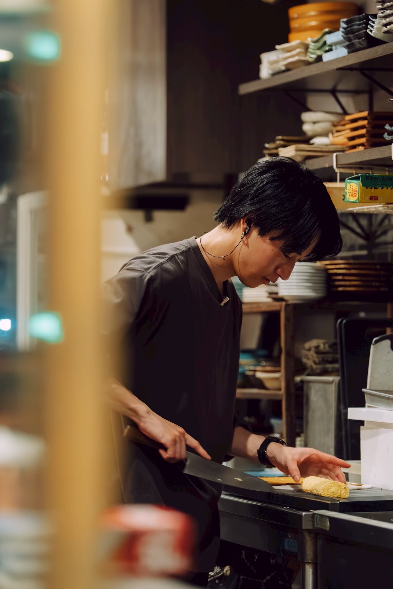 厨房で真剣に調理する炉端ヒトイキ。のスタッフ