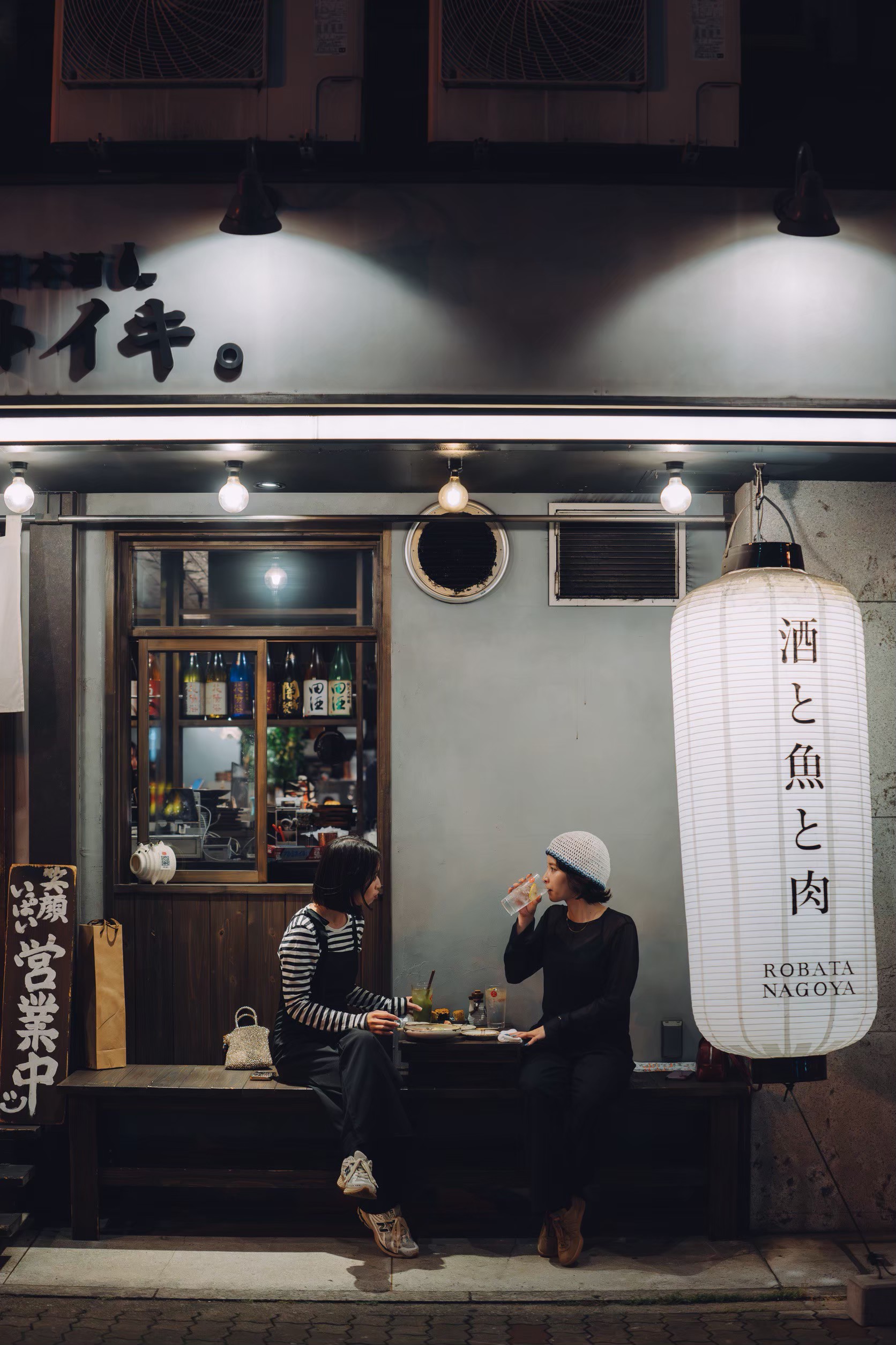 行灯が灯る夜の炭焼きと日本酒 炉端ヒトイキ。の外観