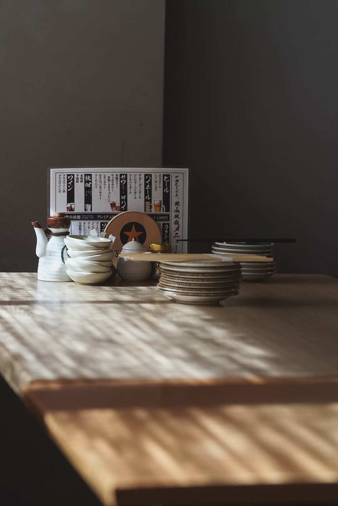 光が差し込むヒトイキの店内風景