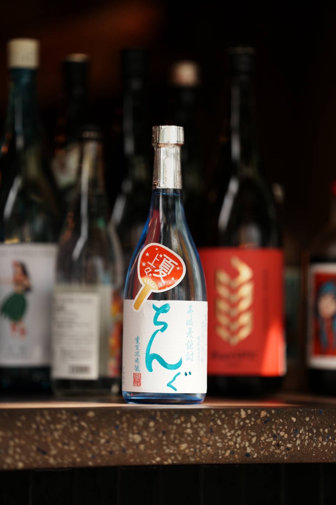 ずらりと並ぶ酒瓶