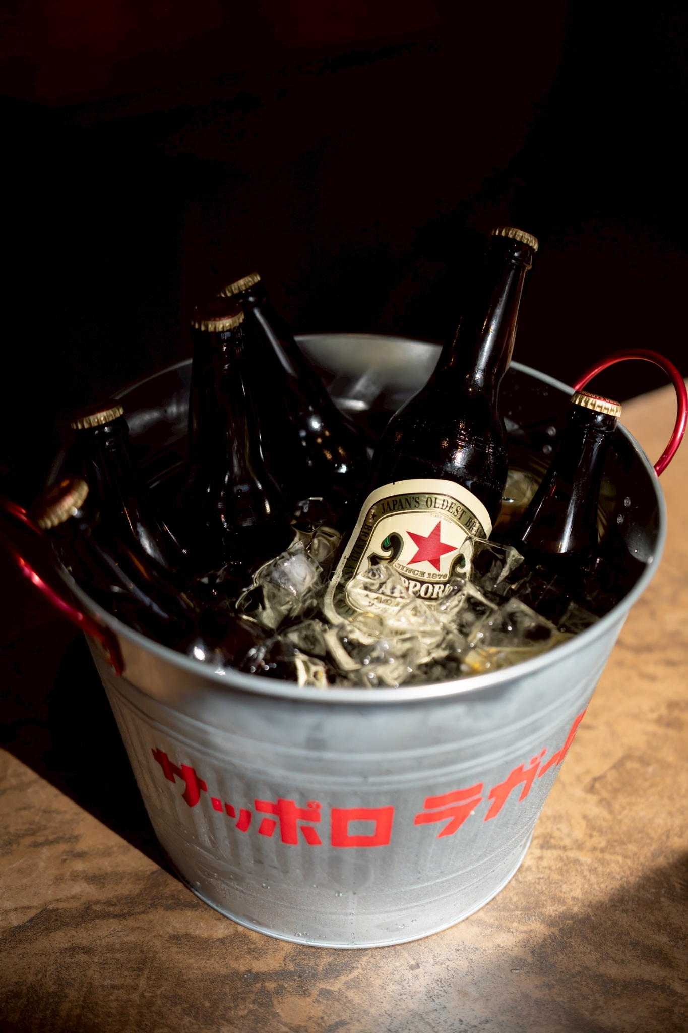 氷で冷えたビール瓶