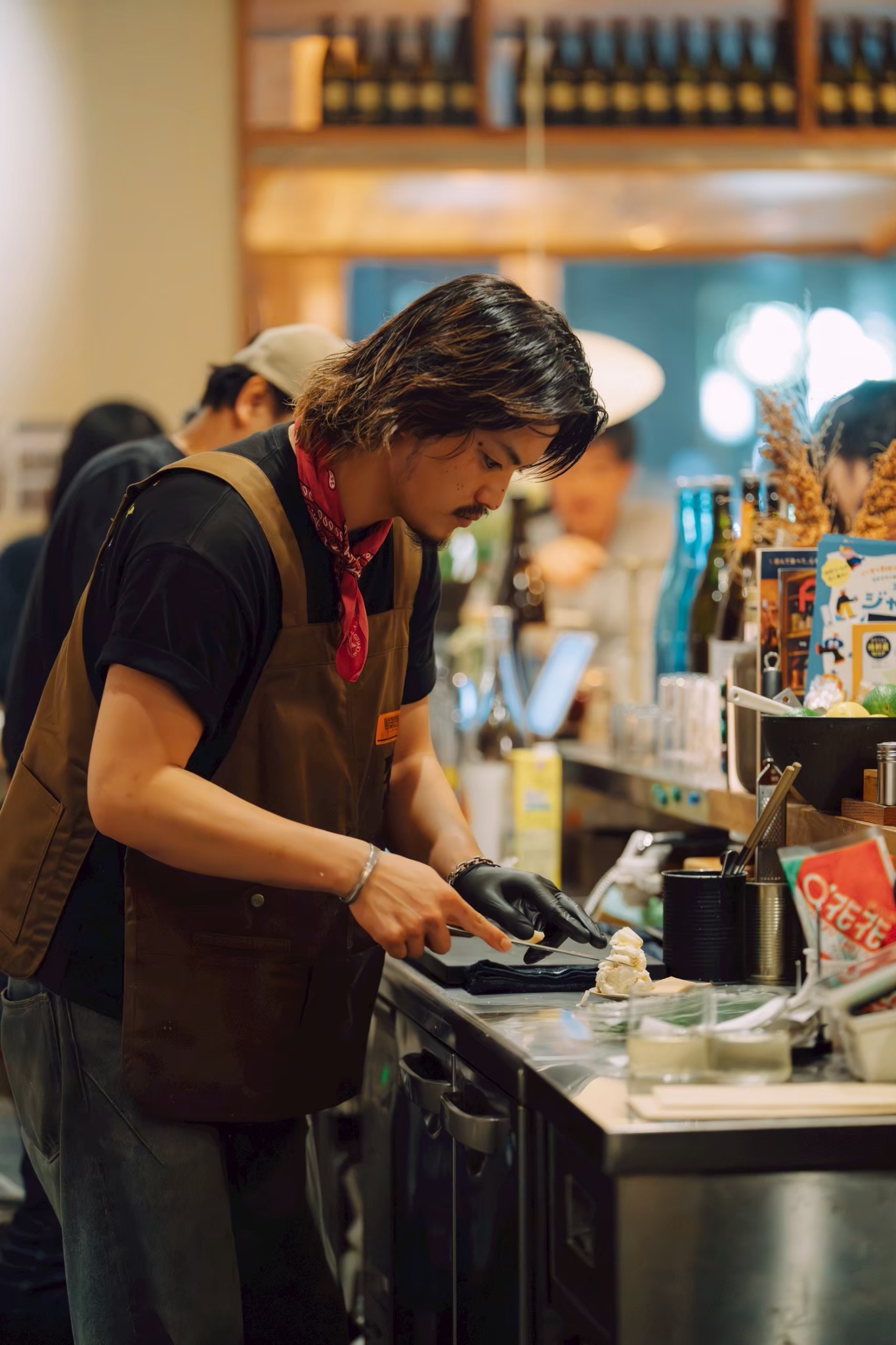 カウンターで仕込みをする小粋酒場 ゲロッパ!のスタッフ