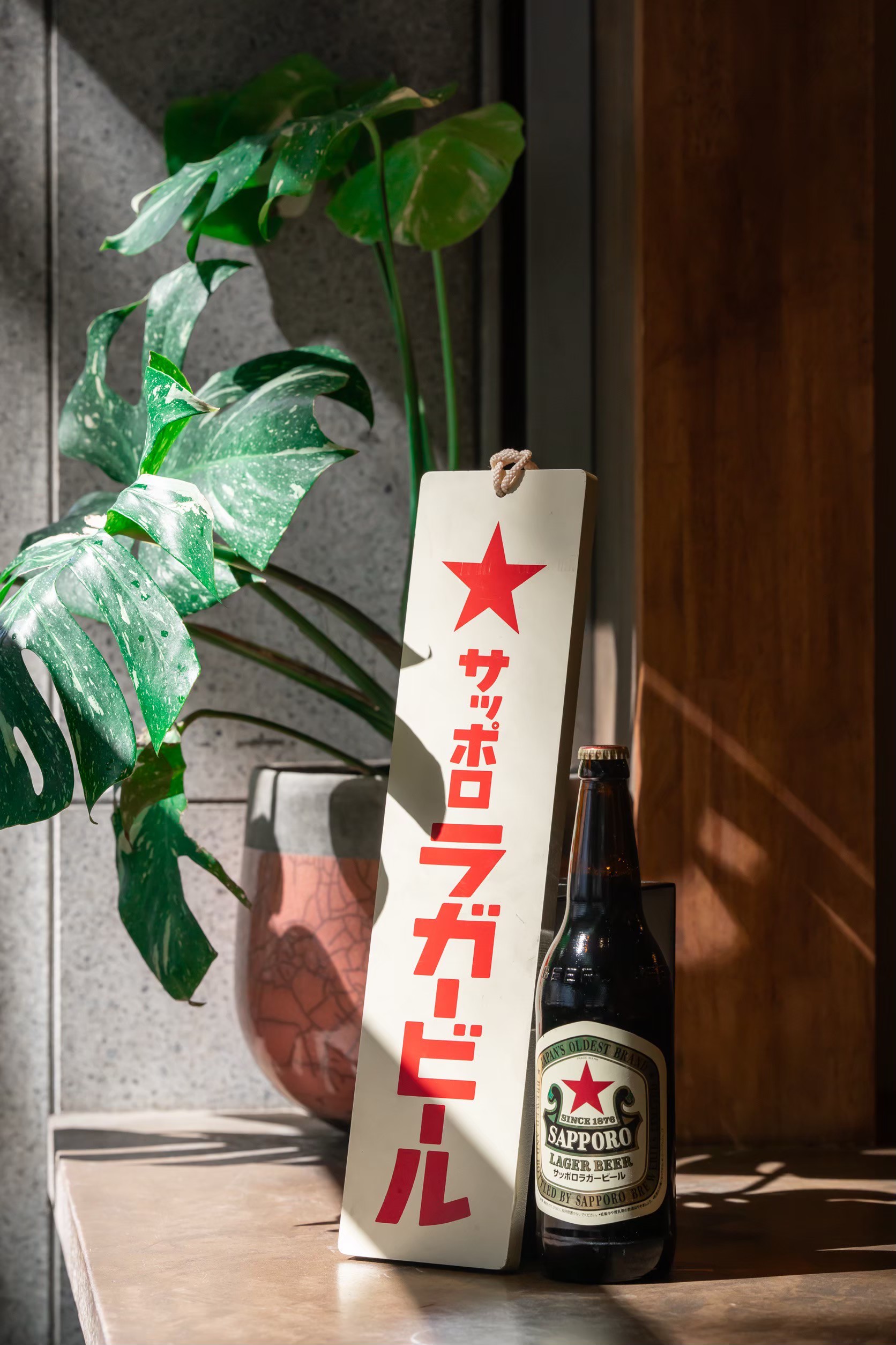 ゲロッパ!の入り口に並ぶビール瓶