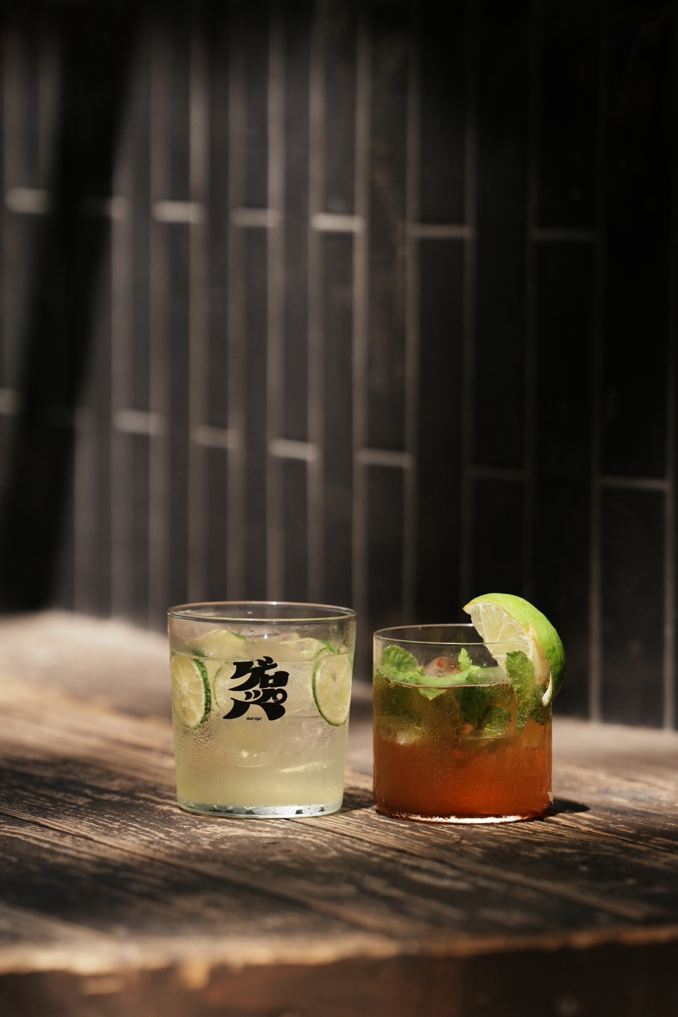 小粋酒場 ゲロッパ!自慢のドリンク、ロゴ入りグラス