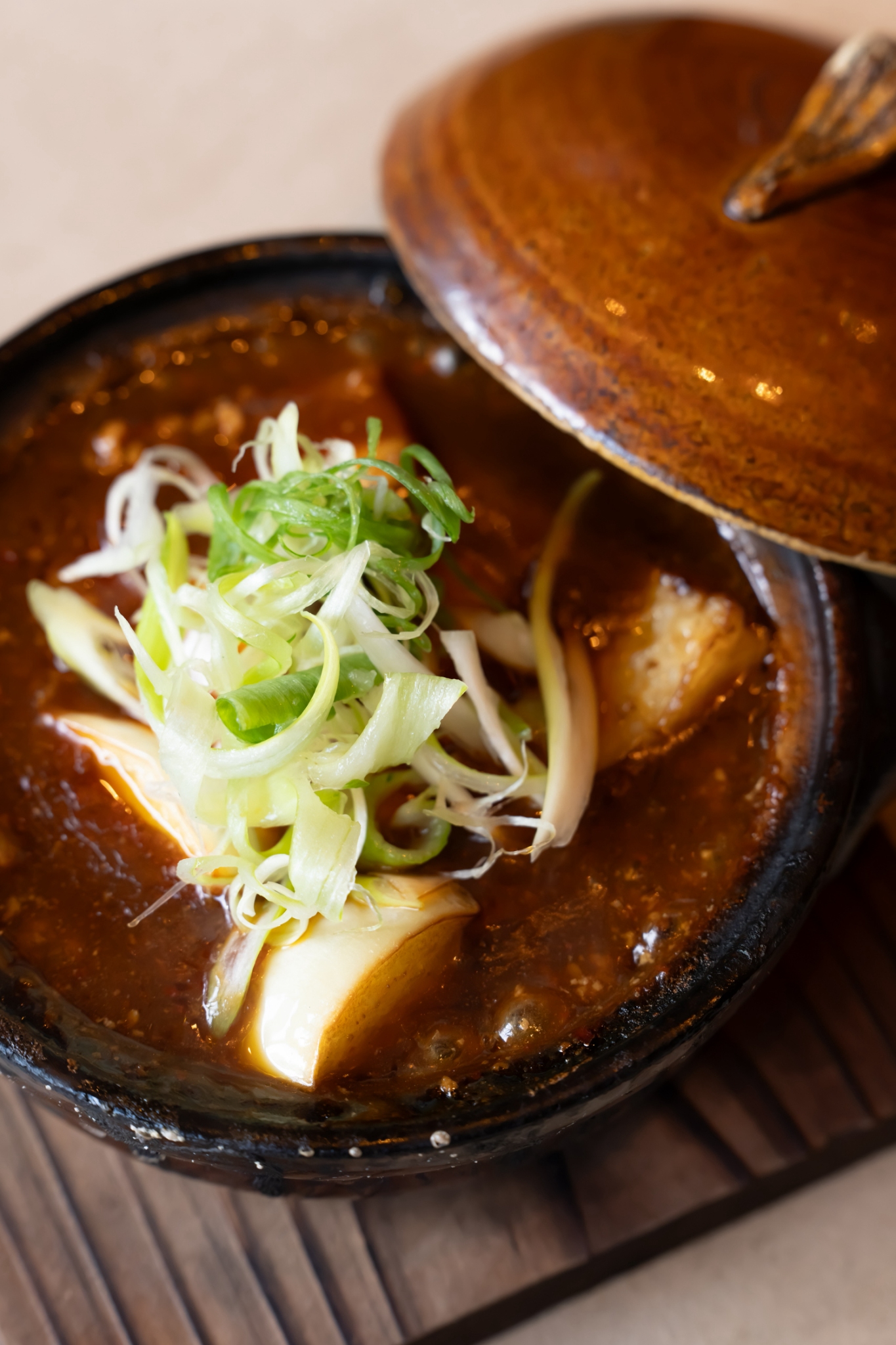 湯気の立つ煮物料理
