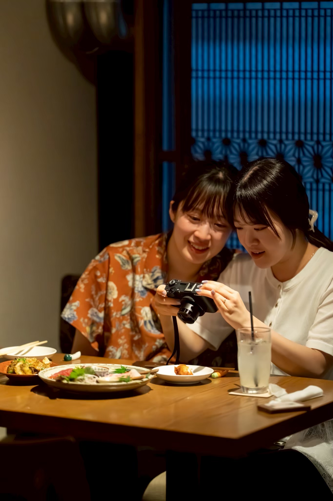 仲良く食事を楽しむ女性ふたり