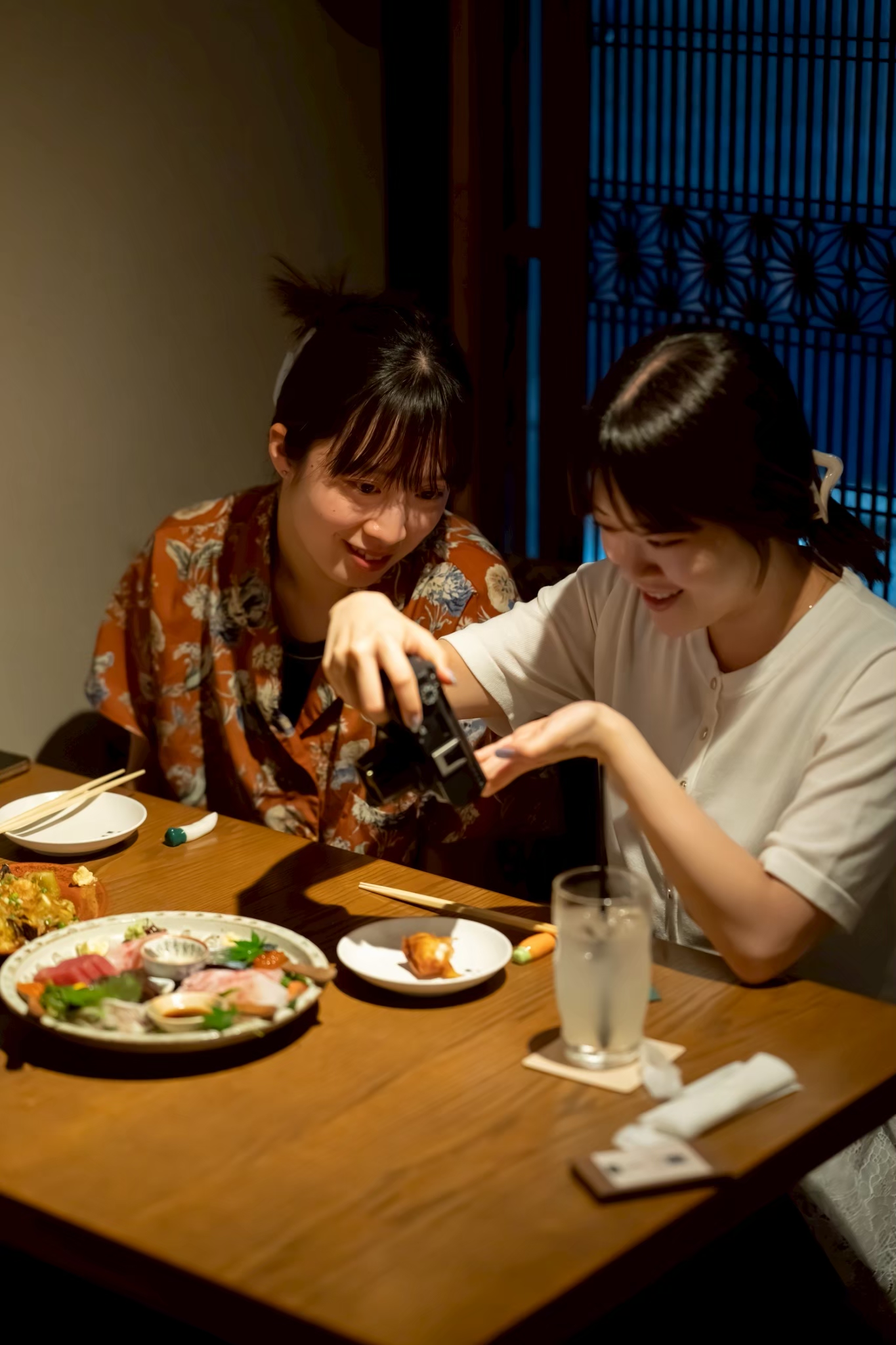 料理を撮影して盛り上がるお客様、食財とお酒 の/すぺゐすにて