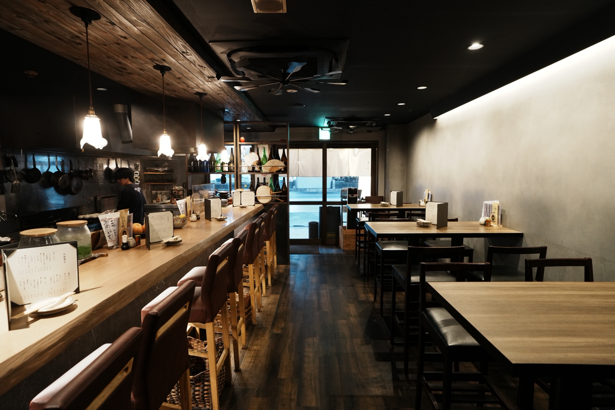 店内のカウンター席とテーブル席、落ち着いた雰囲気