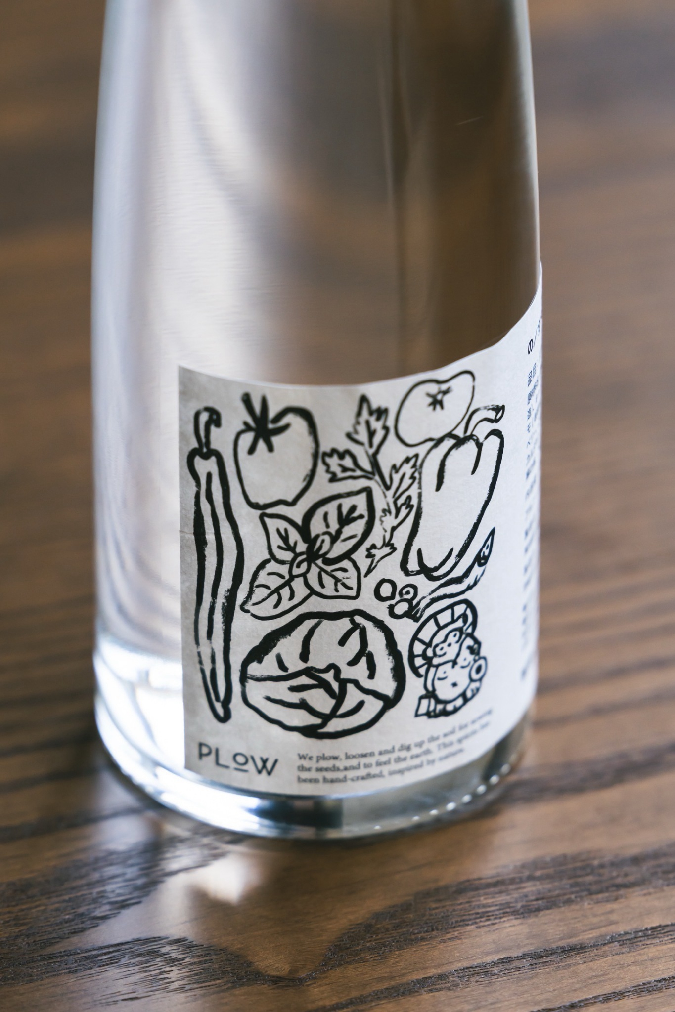 野菜や果実のイラストラベルが目を引くの/すぺゐすジン「PLOW」のボトル